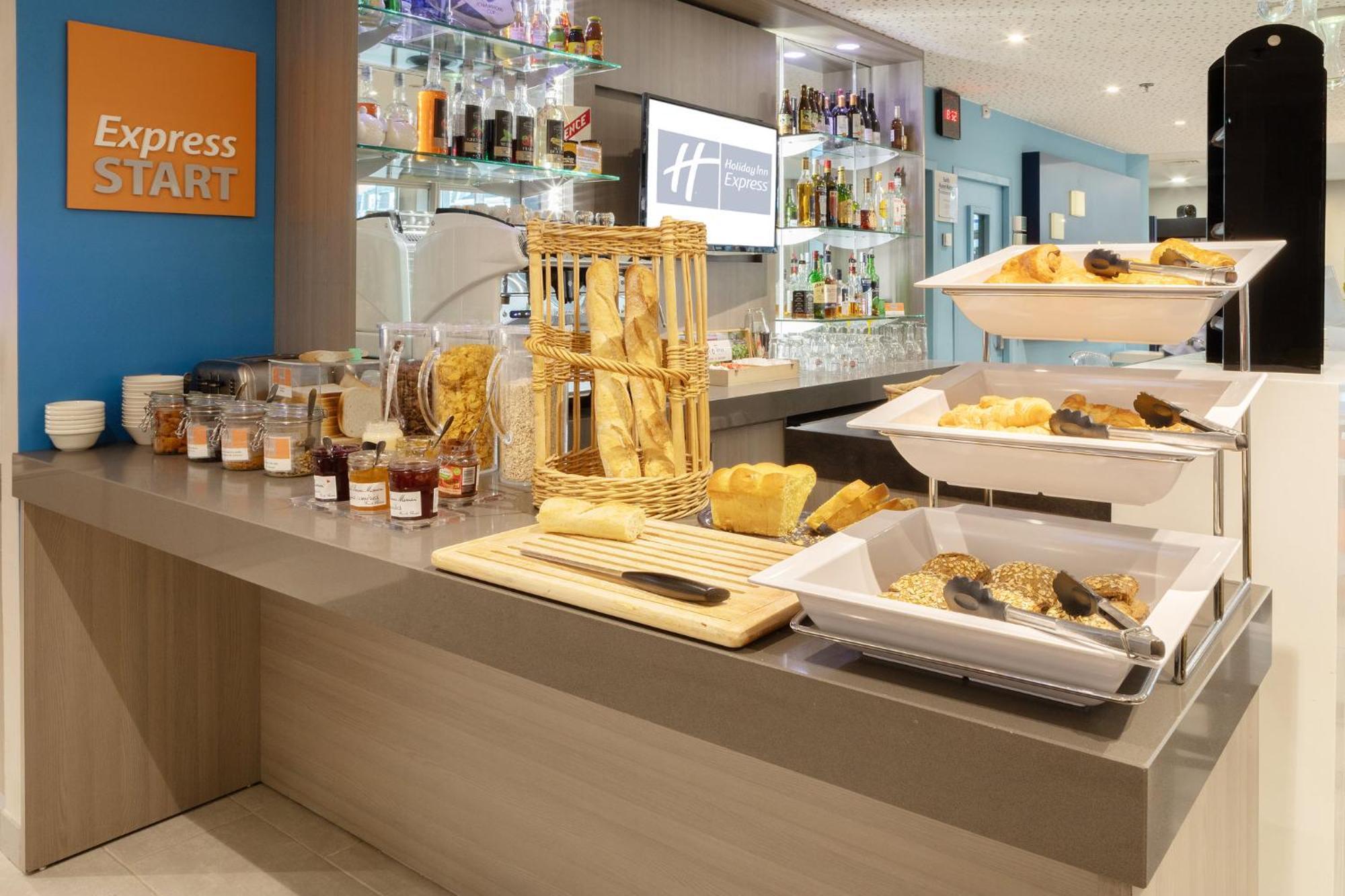 Holiday Inn Express Amiens By Ihg Exterior foto